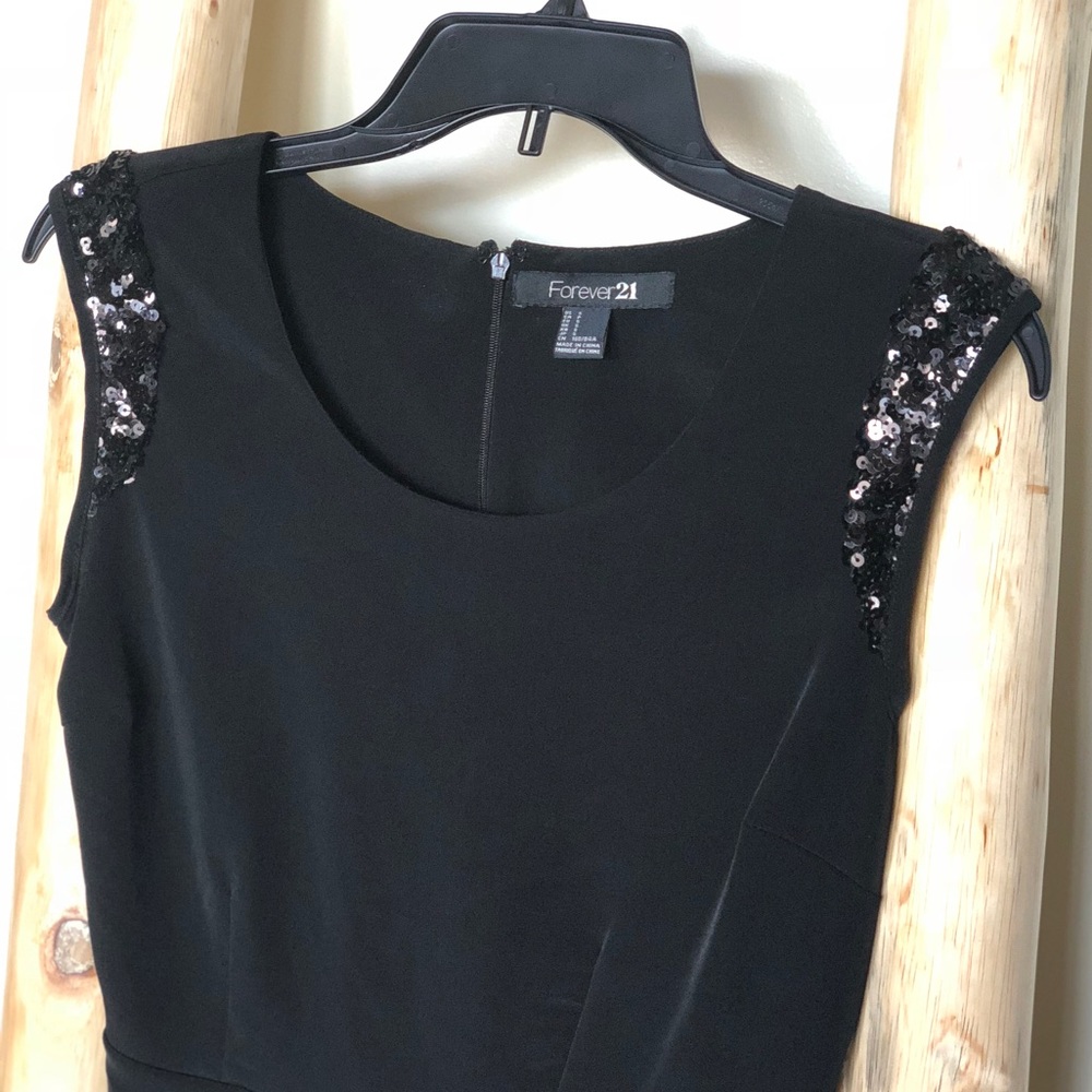 Chic black peplum top - sz S